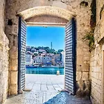 Nela Trogir